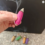 Pack de 100 Conos de Incienso de Cascada "Big Spark" (16 Minutos de Duración) - Set de Conos de Reflujo Premium. 9 Aromas Naturales y Colores Vibrantes para Relajación y Meditación.