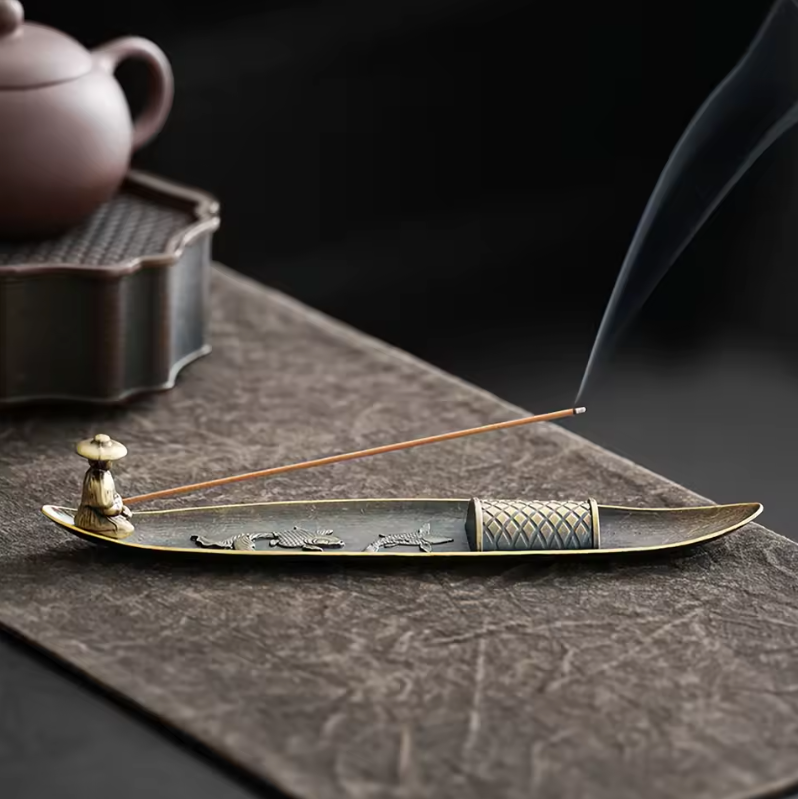 Quemador de Incienso Estilo Japonés - Soporte de Barco y Pescador. Decoración Zen para Aromaterapia, Yoga y Oficina. Pieza de Resina de Alta Calidad.