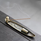 Quemador de Incienso Estilo Japonés - Soporte de Barco y Pescador. Decoración Zen para Aromaterapia, Yoga y Oficina. Pieza de Resina de Alta Calidad.