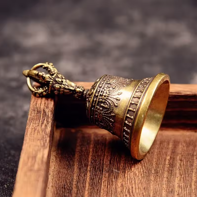 Campana de Bronce Artesanal: Amuleto de Protección y Armonía para el Hogar. Sonido Cristalino, Ideal para Decoración Zen, Altar o como Campana de Viento.