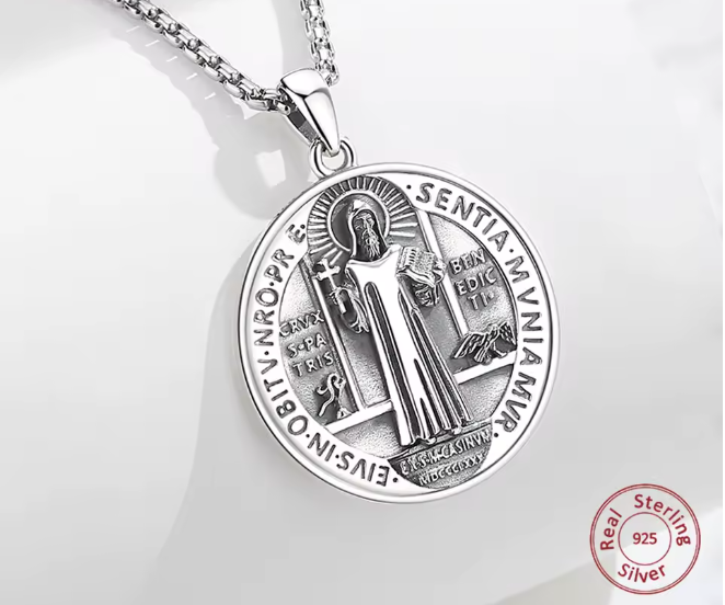 Medalla de San Benito de Plata Legítima .925. Cadena y dije de Protección Energética. Una Pieza con Alma Cuidada al Detalle.