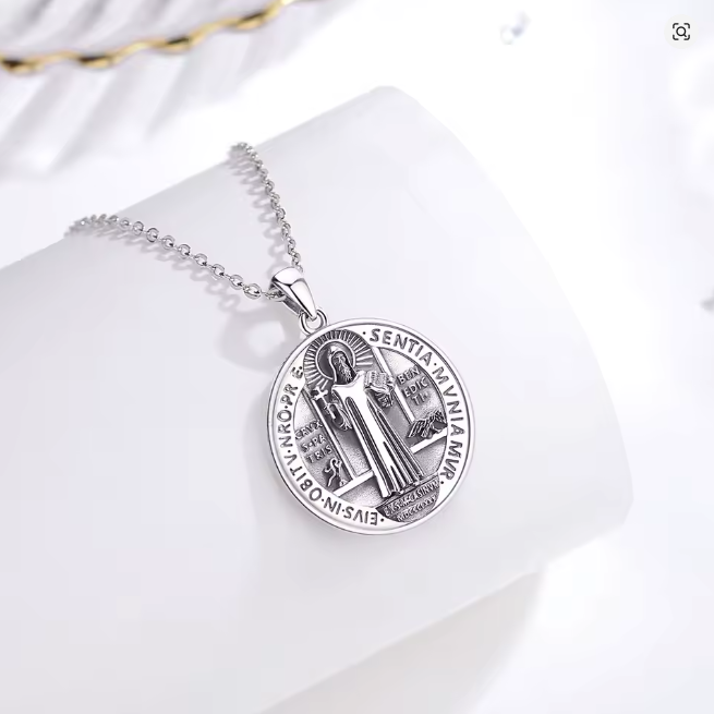 Medalla de San Benito de Plata Legítima .925. Cadena y dije de Protección Energética. Una Pieza con Alma Cuidada al Detalle.