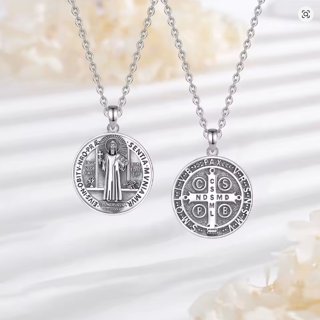 Medalla de San Benito de Plata Legítima .925. Cadena y dije de Protección Energética. Una Pieza con Alma Cuidada al Detalle.