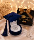 Legado de Graduación, un recuerdo para toda la vida; cadena de Plata 925, dije de graduación Plata 925, elegante caja aterciopelada y bolsa de regalo de graduación. El regalo perfecto para celebrar un logro inolvidable