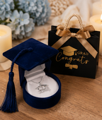 Legado de Graduación, un recuerdo para toda la vida; cadena de Plata 925, dije de graduación Plata 925, elegante caja aterciopelada y bolsa de regalo de graduación. El regalo perfecto para celebrar un logro inolvidable