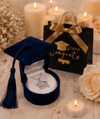 Legado de Graduación, un recuerdo para toda la vida; cadena de Plata 925, dije de graduación Plata 925, elegante caja aterciopelada y bolsa de regalo de graduación. El regalo perfecto para celebrar un logro inolvidable