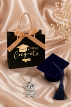 El Regalo Perfecto para su Graduación: Collar de Osito en Plata 925 con Zirconias, Cajita de Terciopelo y Bolsa de Graduación que Guardará para Siempre