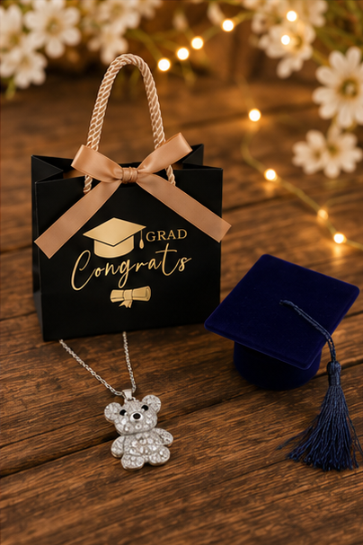 El Regalo Perfecto para su Graduación: Collar de Osito en Plata 925 con Zirconias, Cajita de Terciopelo y Bolsa de Graduación que Guardará para Siempre