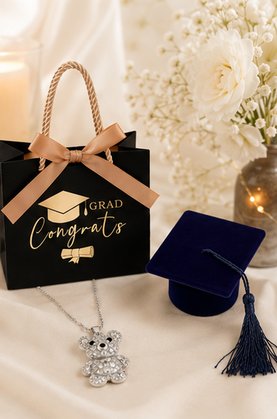 El Regalo Perfecto para su Graduación: Collar de Osito en Plata 925 con Zirconias, Cajita de Terciopelo y Bolsa de Graduación que Guardará para Siempre