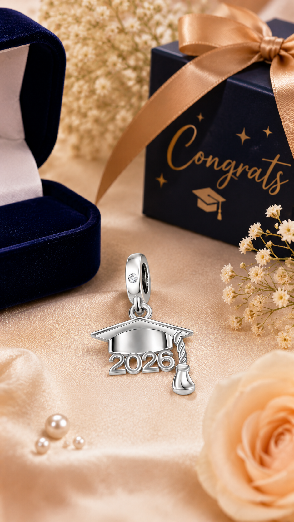 Legado de Graduación, un recuerdo para toda la vida; cadena de Plata 925, dije de graduación Plata 925, elegante caja aterciopelada y bolsa de regalo de graduación. El regalo perfecto para celebrar un logro inolvidable