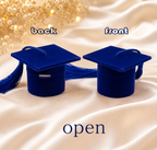Legado de Graduación, un recuerdo para toda la vida; cadena de Plata 925, dije de graduación Plata 925, elegante caja aterciopelada y bolsa de regalo de graduación. El regalo perfecto para celebrar un logro inolvidable